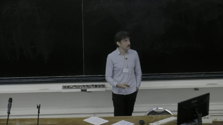 A dichotomy in the tail behaviour of quadratic Weyl sums
