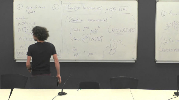 Compter les chemins auto-évitants sur le réseau en nid d'abeille