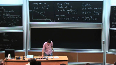 Vorticity, rotation and symmetry (III) - approaching limiting cases of fluid flows / Vorticité, rotation et symétrie (III) - analyse des situations limites en théorie des fluides