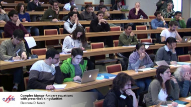 Constant scalar curvature metrics in Kähler and Sasaki geometry / Métriques à courbure scalaire constante en géométrie Kählérienne et Sasakienne