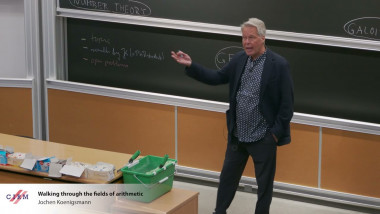 Arithmetic of fields: model theory, valuations, and geometry / L'arithmétiques des corps : théories des modèles, valuations, et geometrie