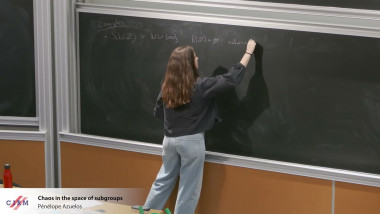 Geometric Group Theory around Cube Complexes / La Théorie Geometrique des Groupes autour des Complexes Cubiques