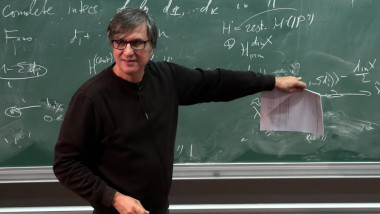 Maxim Kontsevich : Birational Invariants from Gromov-Witten Theory