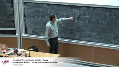 Exemple d'Arnoux-Yoccoz, fractal de Rauzy, problème de Novikov : brins d'une guirlande éternelle