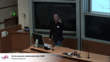 Sur les mesures stationnaires des VLMC