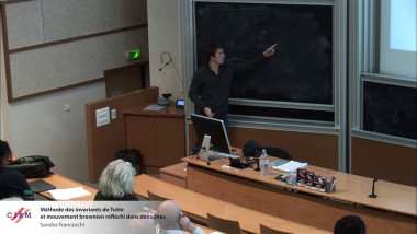 Méthode des invariants de Tutte et mouvement brownien réfléchi dans des cônes