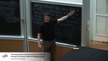 Closed geodesics and the measure of maximal entropy on surfaces without conjugate points