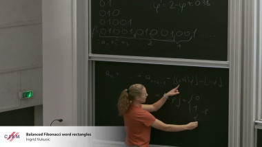 Balanced Fibonacci word rectangles
