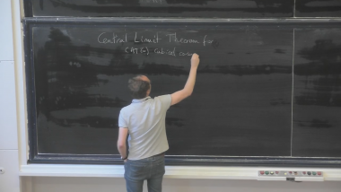 Central Limit Theorem for groups acting on a Cat(0) cubical complex