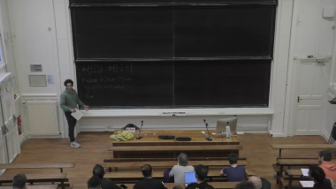 Groups with full limit set vs Lattices