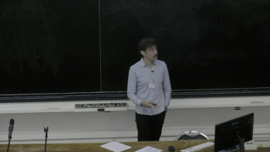 A dichotomy in the tail behaviour of quadratic Weyl sums