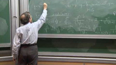 Topologie quantique : entre les formes modulaires et la K-théorie algébrique