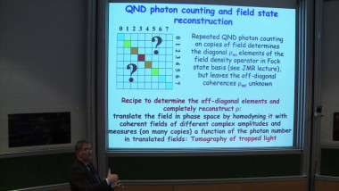 Mesure et contrôle non destructifs de photons dans une cavité