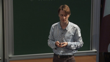 Comparaisons de caractères relatifs locaux et la conjecture d' Ichino - Ikeda pour les groupes unitaires