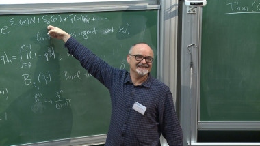 Arithmetic Resurgence of Quantum Invariants