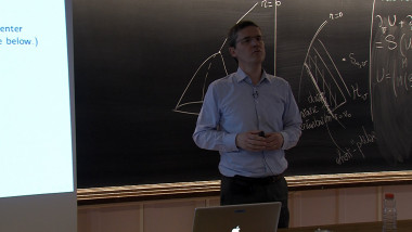 Self-gravitating fluids with bounded variation (5)