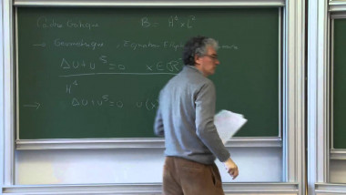 1/4 Comportement asymptotique des solutions de l'équation des ondes critique