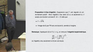 Tenseurs symétriques positifs à divergence nulle. Applications.
