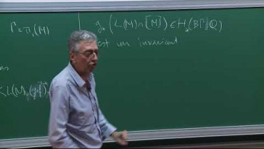K-théorie à coefficients réels et une conjecture de Baum-Connes localisée à l'élément neutre