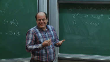 Numerical Hamiltonian truncation approach to the \phi^4 theory in 1+1d and beyond
