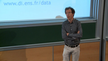 Apprentissage par invariants en grande dimension