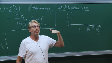 2/3 Large systems of interacting quantum particles in a random field