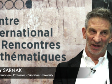 Ergodic theory and its connections with arithmetic and combinatorics / Théorie ergodique et ses connexions avec l'arithmétique et la combinatoire