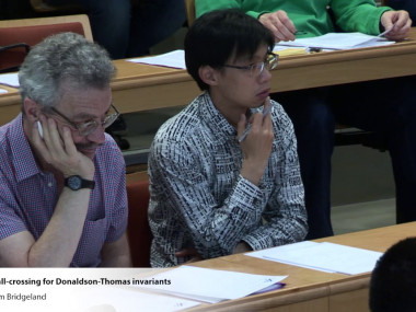 Hodge theory, Stokes phenomenon and applications / Théorie de Hodge, phénomène de Stokes et applications