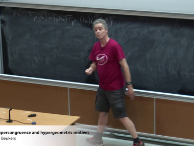 Algebra, arithmetic and combinatorics of differential and difference equations / Algèbre, arithmétique et combinatoire des équations différentielles et aux différences