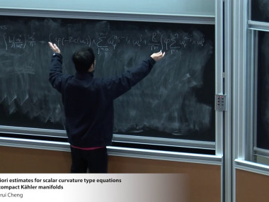Singular metrics in complex Kähler geometry / Métriques singulières en géométrie complexe Kählérienne