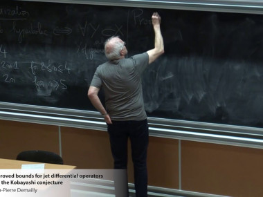 Entire curves, rational curves and foliations / Courbes entières, courbes rationnelles et feuilletages