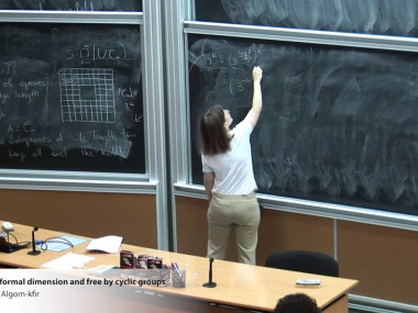 Aspects of Non-Positive and Negative Curvature in Group Theory / Courbure négative et courbure négative ou nulle en théorie des groupes
