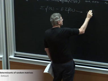 Spectra, Algorithms and Random Walks on Random Networks / Spectre, algorithmes et marches aléatoires dans des réseaux aléatoires
