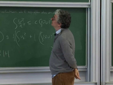 Frank Merle - Comportement asymptotique des solutions de