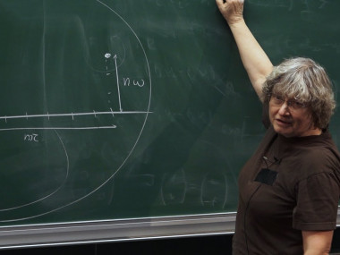 Hadamard Lectures 2018 - Ingrid DAUBECHIES - Time-Frequency Localization and Applications