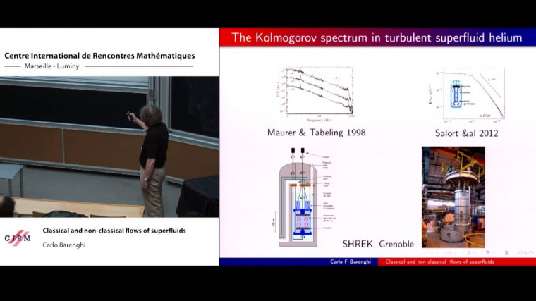 New challenges in mathematical modelling and numerical simulation of superfluids / Nouveaux défis dans la modélisation mathématique et la simulation numérique de systèmes superfluides