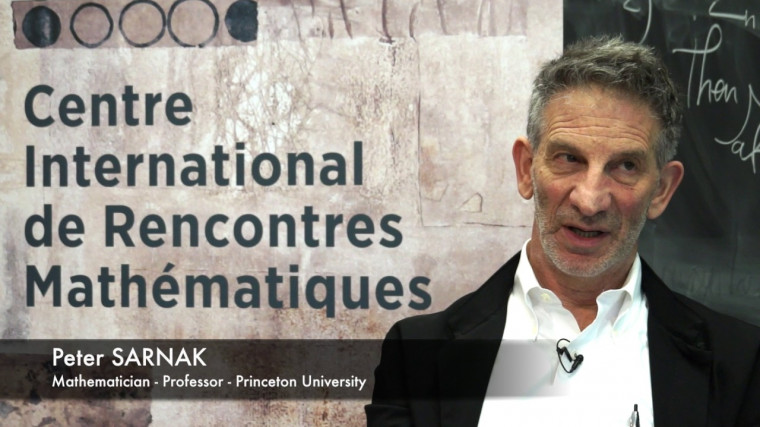 Ergodic theory and its connections with arithmetic and combinatorics / Théorie ergodique et ses connexions avec l'arithmétique et la combinatoire