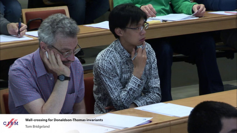 Hodge theory, Stokes phenomenon and applications / Théorie de Hodge, phénomène de Stokes et applications