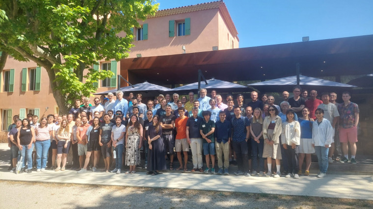 Prime numbers and arithmetic randomness / Nombres premiers et aléa arithmétique