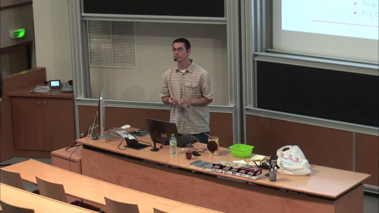 Pourquoi l'eau tombe t-elle d'un verre qu'on retourne?