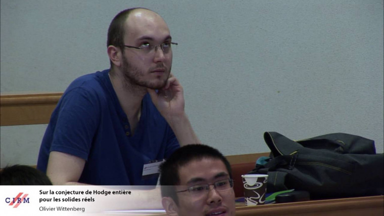 Sur la conjecture de Hodge entière pour les solides réels