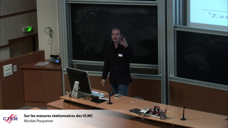 Sur les mesures stationnaires des VLMC