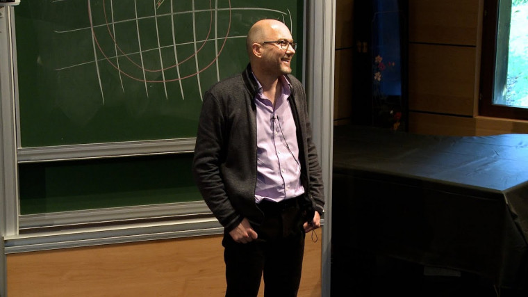 Quantum Lorentz gas in the Boltzmann-Grad limit: random vs periodic