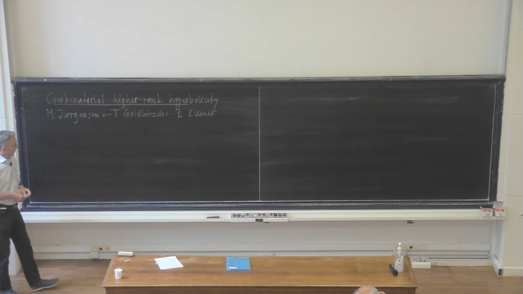 A combinatorial higher rank hyperbolicity condition