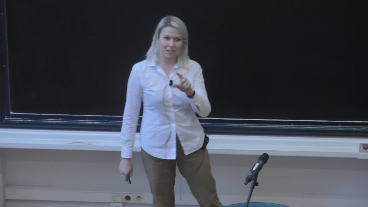 New proposal for Lorentzian renormalisation group flow equations on curved spacetimes