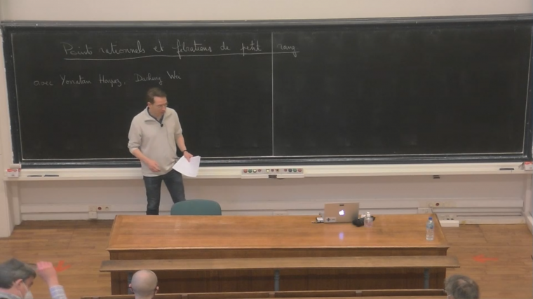 Points rationnels et fibrations de petit rang