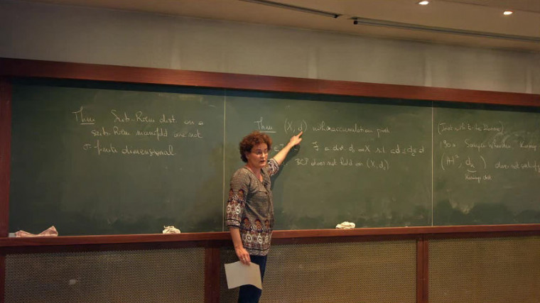 Besicovitch covering property in sub-Riemannian geometry