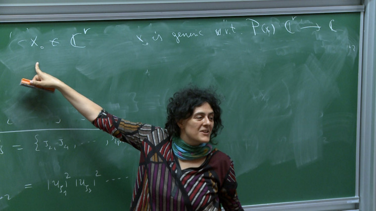 1/3 Recurrent and diffusive dynamics for the NLS equation on tori