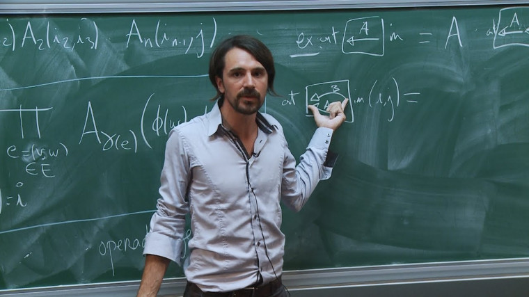 Distributional symmetry of random matrices and the non commutative notions of independence