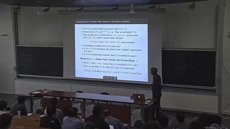 Intersection of positive closed currents